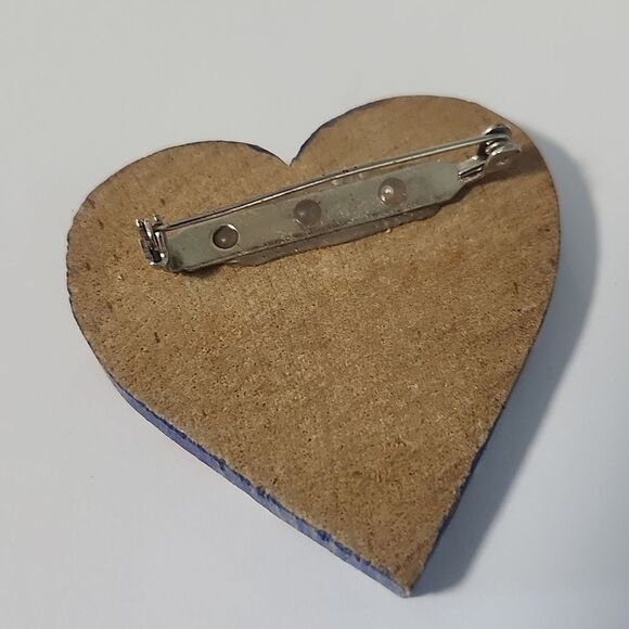 Heart-Shaped American Flag Brooch - Picture 3 of 4